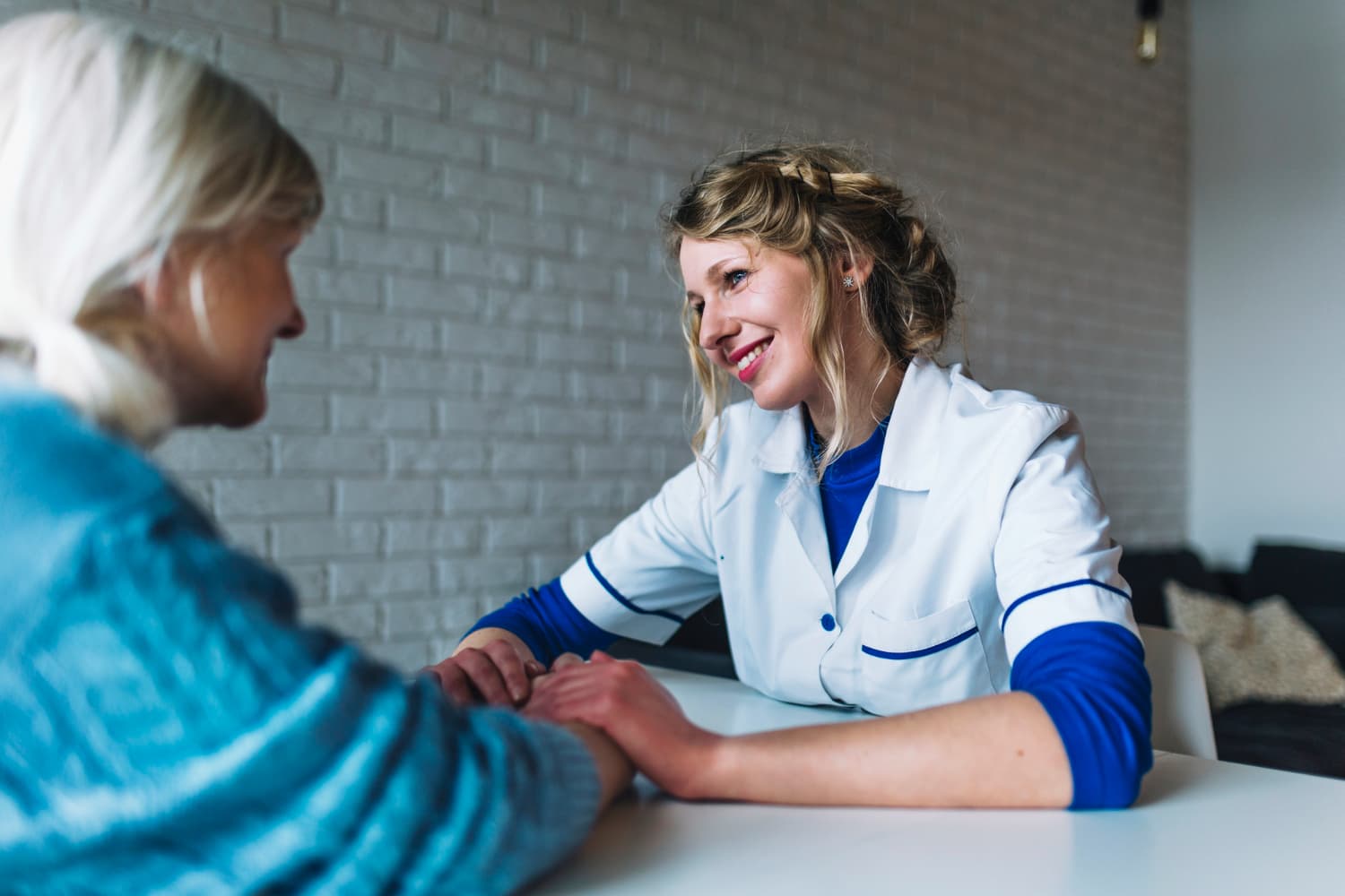 Pflegerin im Gespräch mit Patientin